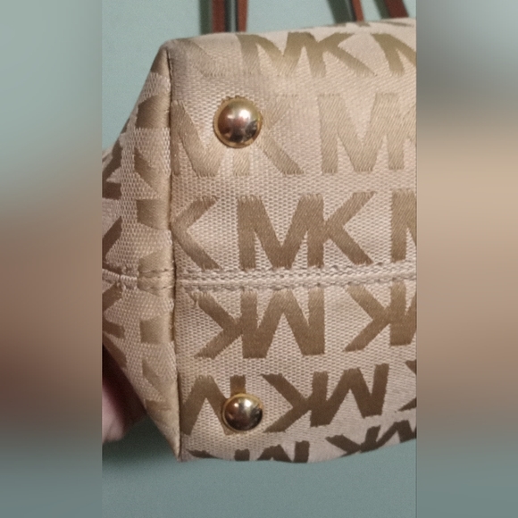 Michael Kors Jet Set Tote - Picture 3 of 9